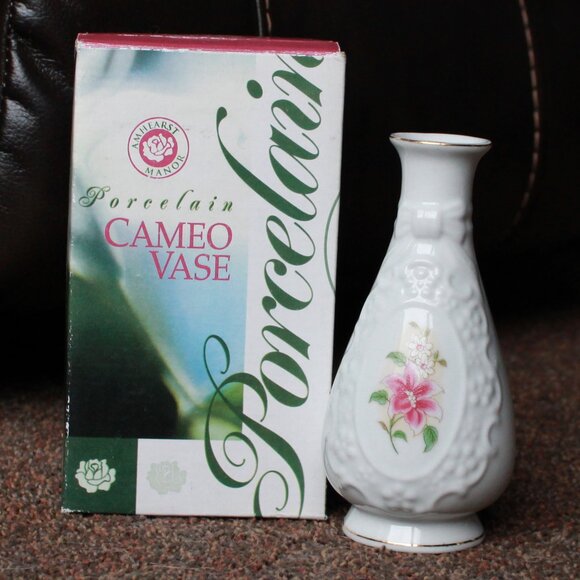 Vintage Amhearst Manor Porcelain Cameo Vase - Picture 1 of 11
